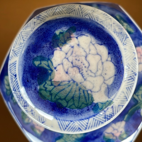 Blue & White Porcelain Chinese Hexagon Shape Ginger Jar; Floral Print - Picture 6 of 10